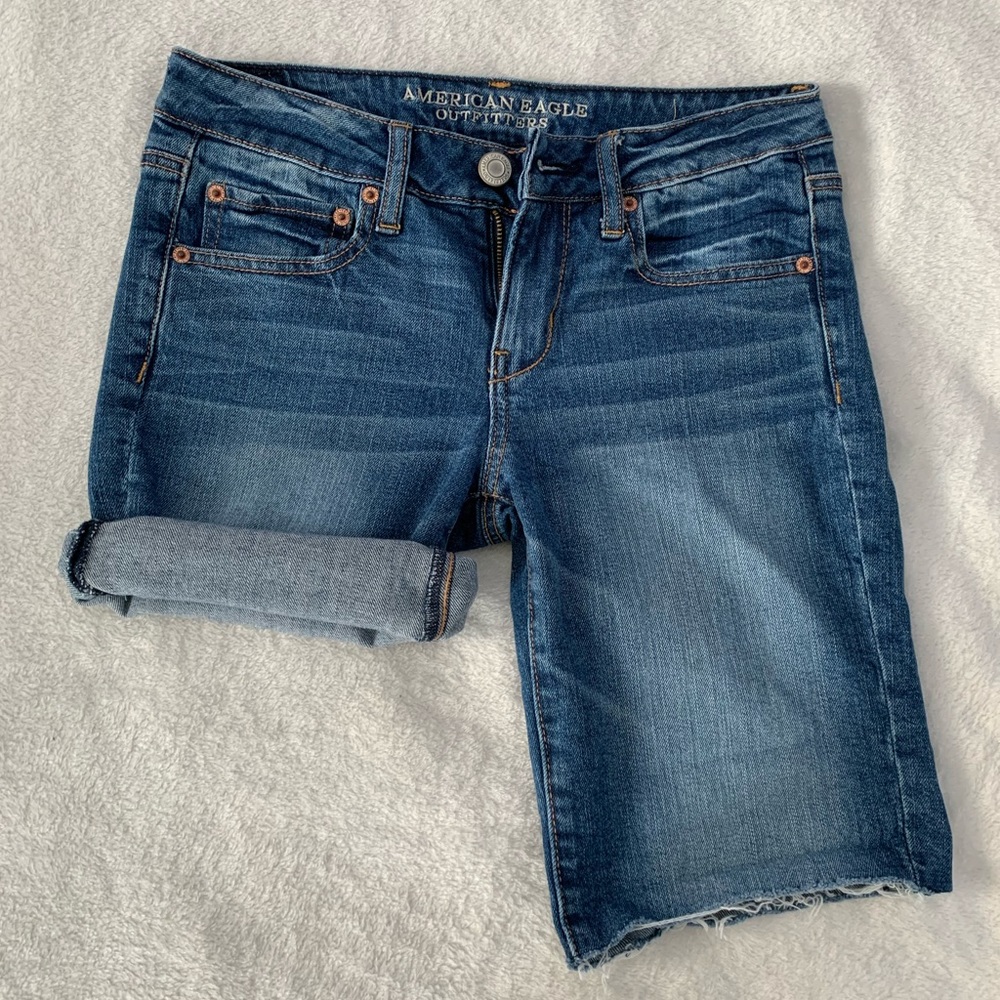 Medium wash Bermuda shorts